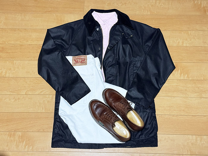 デカタグをホワイトジーンズとバブアーでコーディネイト