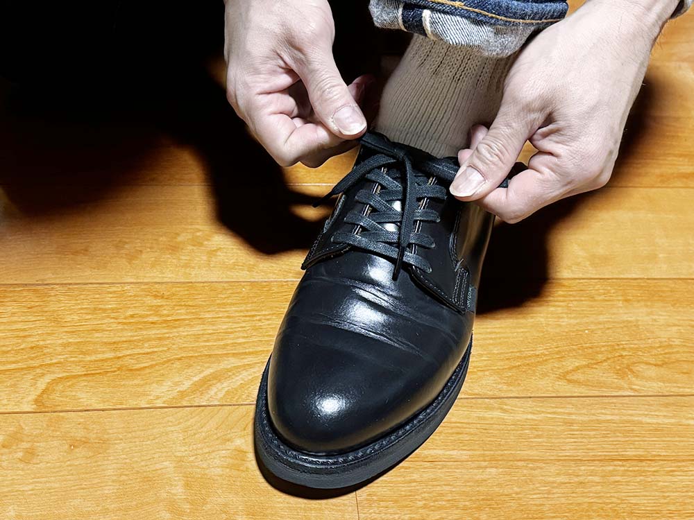 レッドウイング ポストマン101のシューレースを結ぶ様子