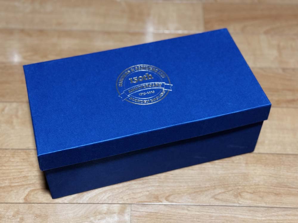 150周年記念ロゴ入りの箱の写真