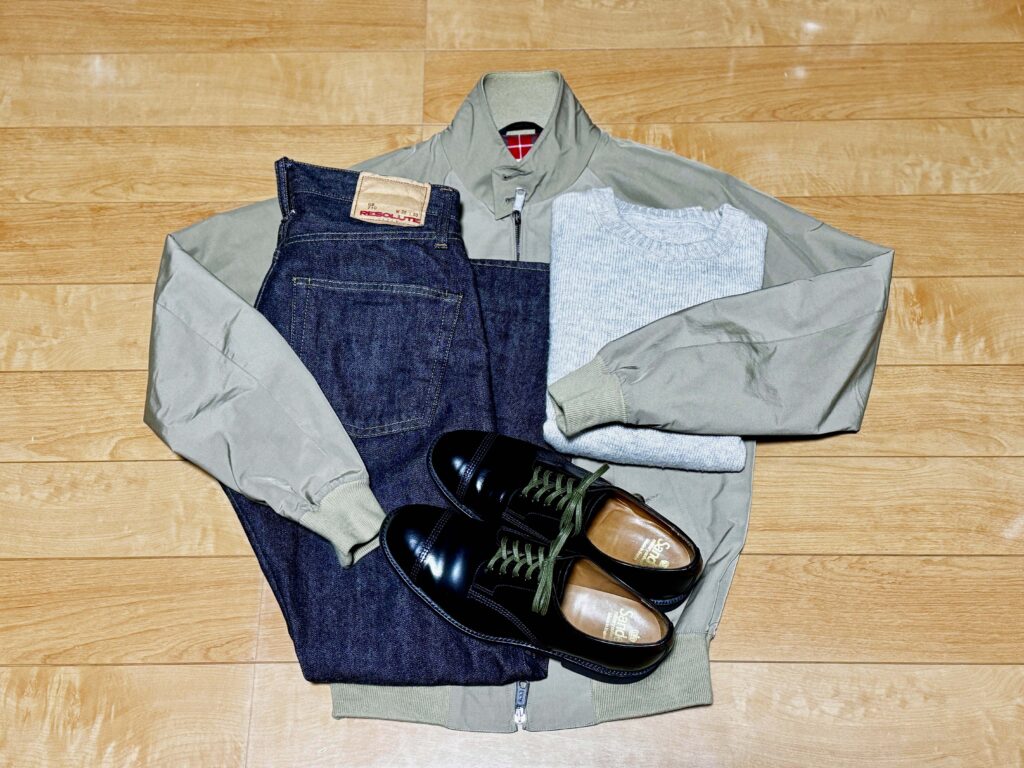 バラクータG9とブラックジーンズにサンダース ミリタリーダービーを合わせたコーディネート写真