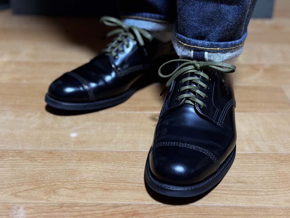 サンダース ミリタリーダービーにオリーブのシューレースを着けて履いた写真