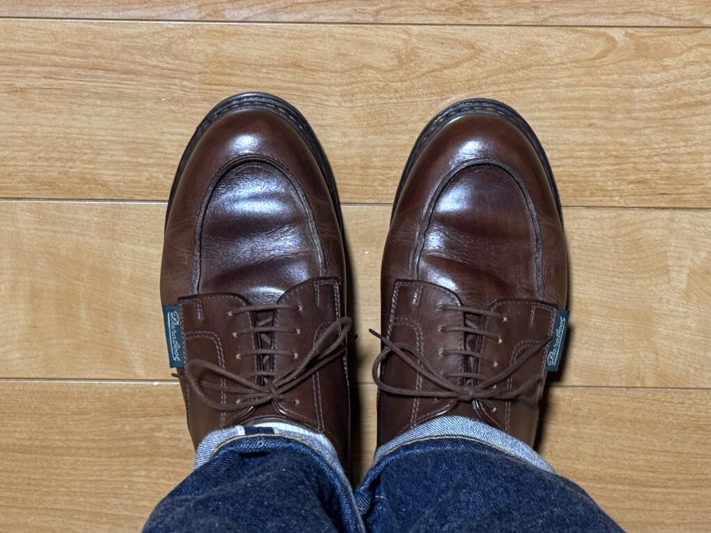 デカタグに足を入れた状態の見え方（甲のフィット）