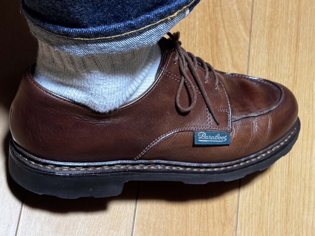 デカタグに足を入れた状態の見え方（くるぶしのフィット）