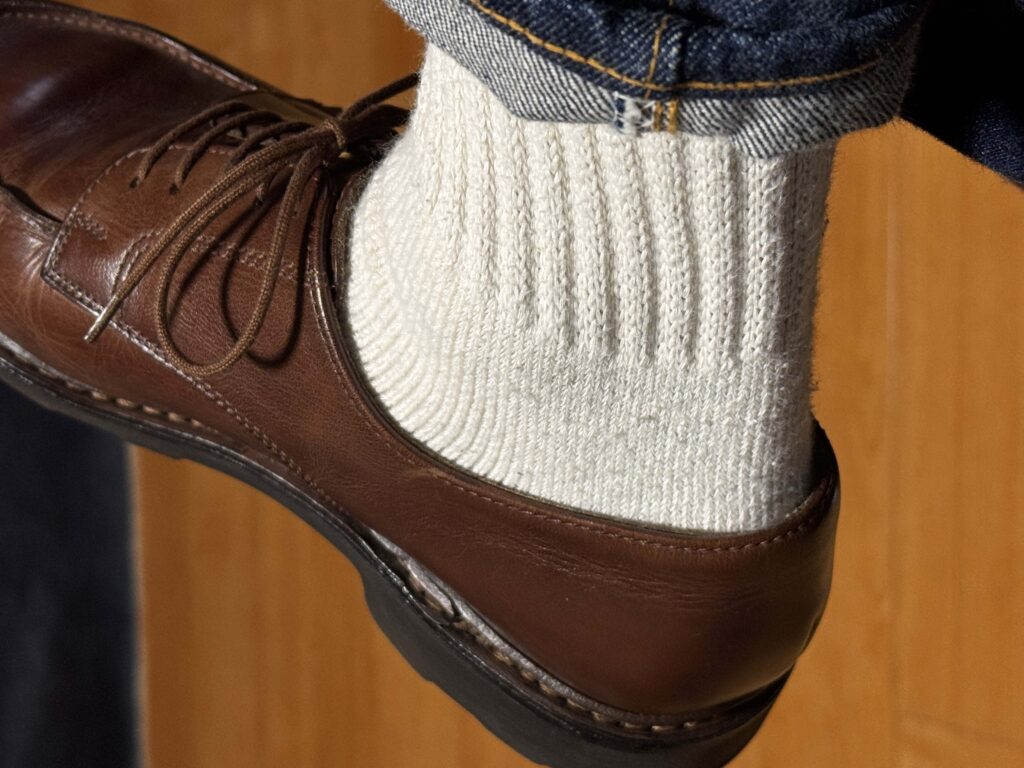 デカタグに足を入れた状態の見え方（履き口〜甲のフィット）