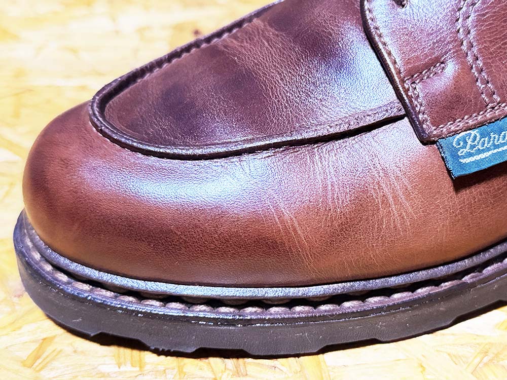 パラブーツ シャンボード 現行とデカタグの革質比較（同照明）：デカタグ」