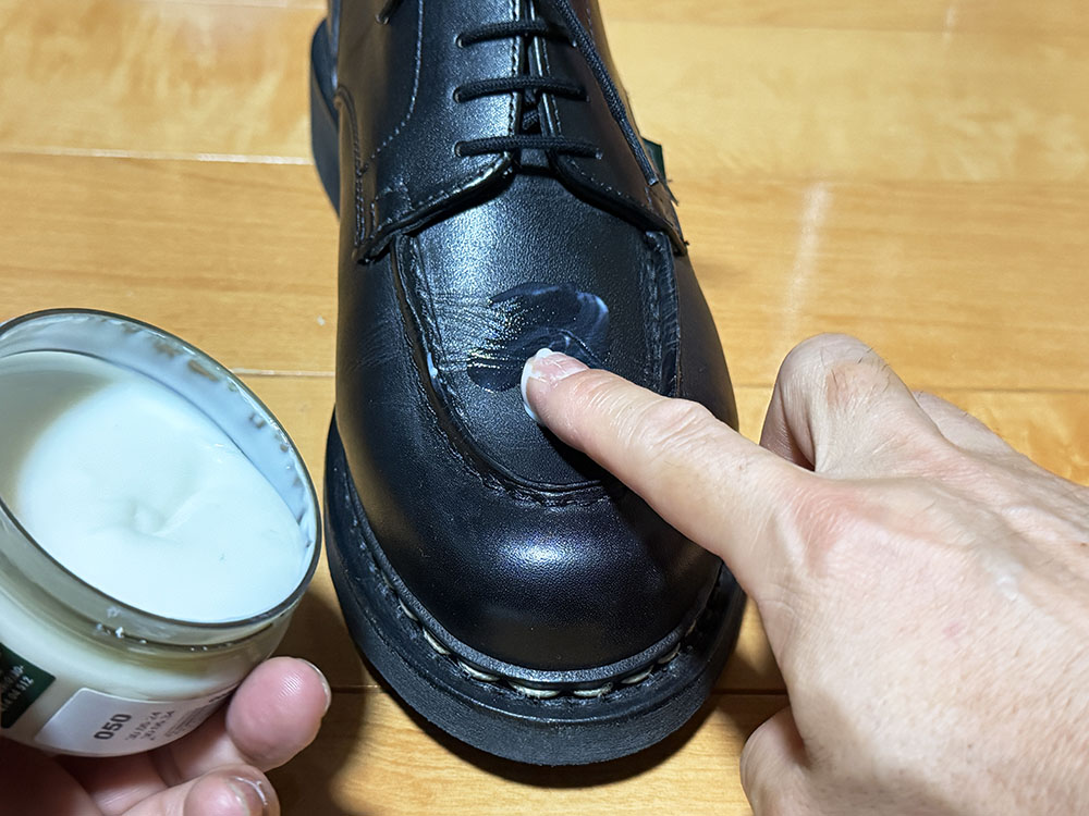コロニル1909を塗布するパラブーツ シャンボード
